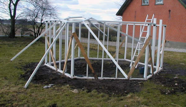 Skelet til skeskantet drivhus